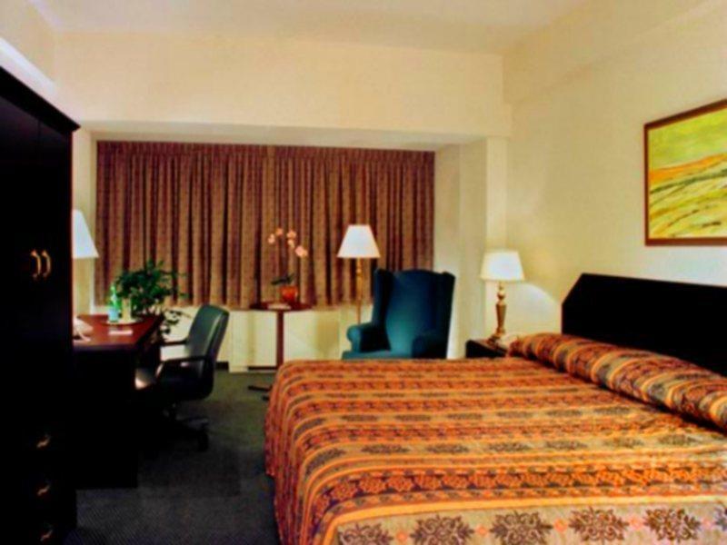 Armon Plaza Montreal Airpt, Trademark Collection By Wyndham Room photo