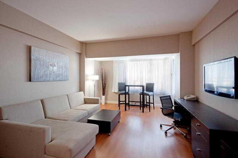 Armon Plaza Montreal Airpt, Trademark Collection By Wyndham Room photo