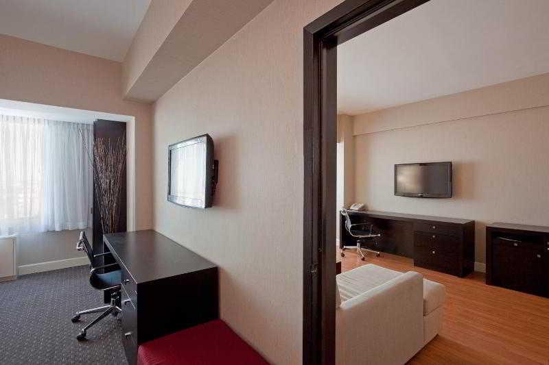 Armon Plaza Montreal Airpt, Trademark Collection By Wyndham Room photo