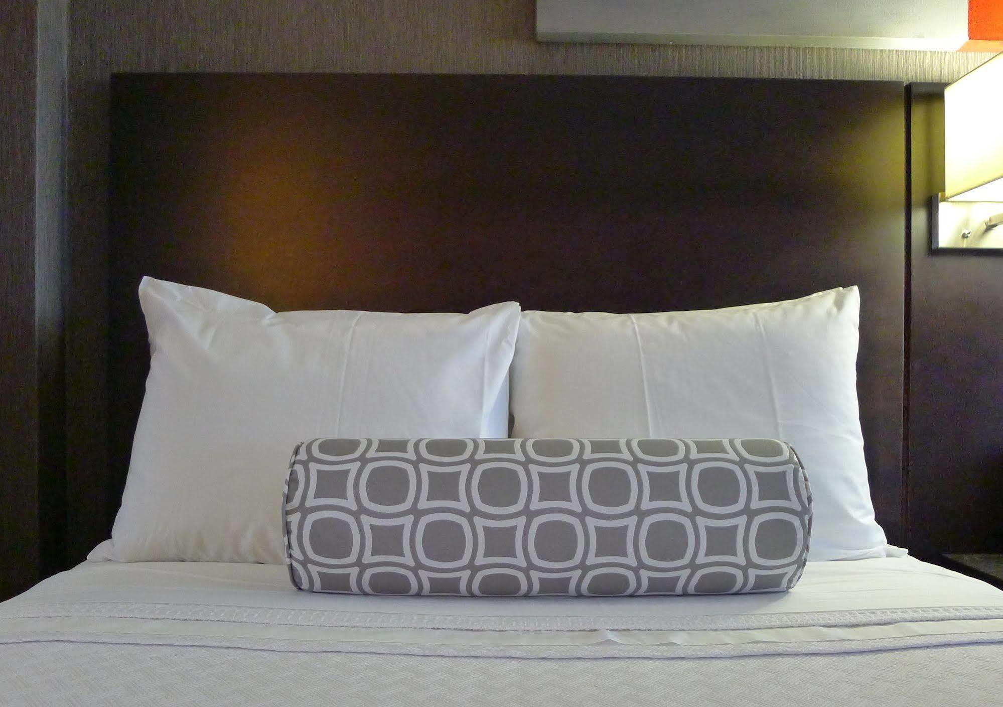 Armon Plaza Montreal Airpt, Trademark Collection By Wyndham Exterior photo